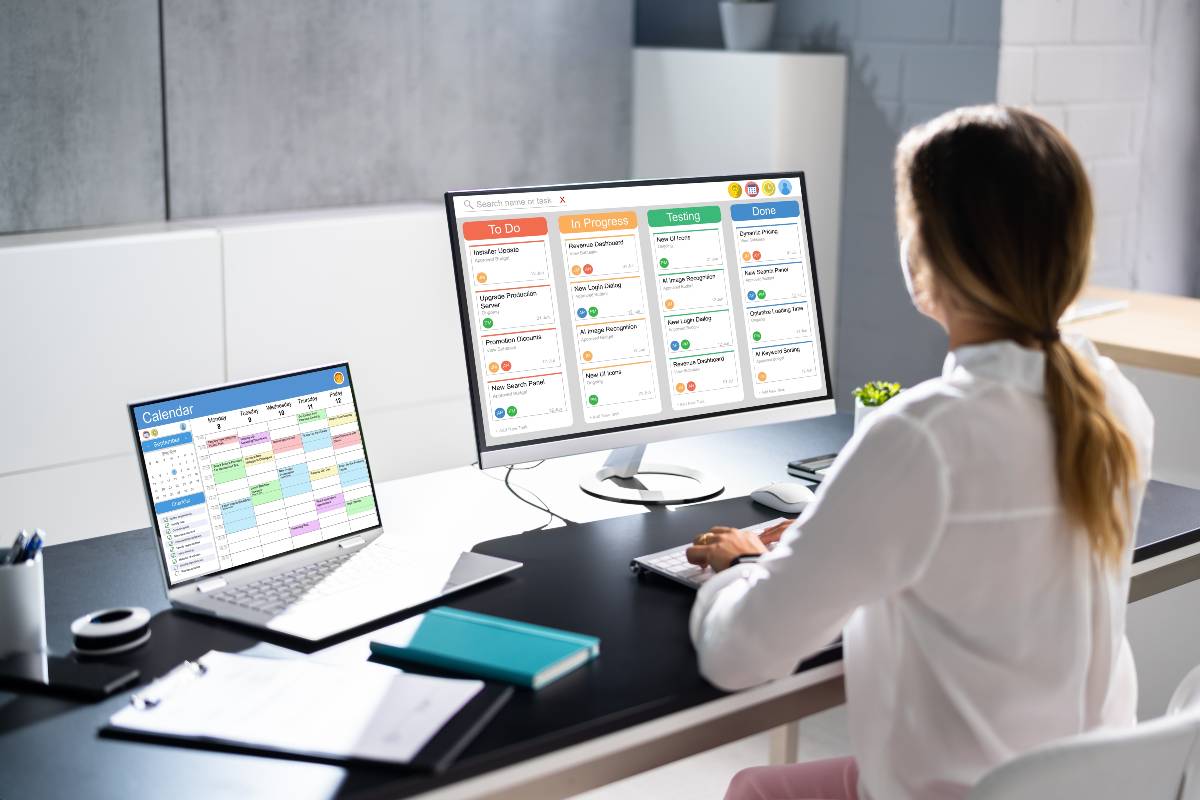 femme travaillant sur son calendrier numerique femme travaillant sur son calendrier numerique